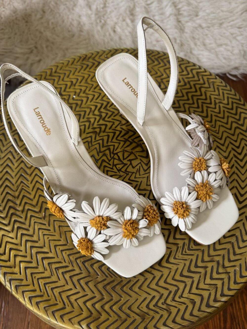 Larroudé Fiore Sandal Ivory Leather with Daisy Accents Size 9.5 NEW